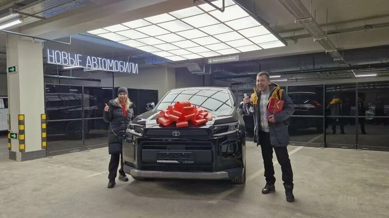 Клиенты Drive на выдаче Toyota с красным бантом
